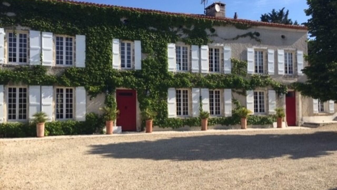 maison 12 pièces 320 m2 à vendre à Roullet-Saint-Estèphe (16440)