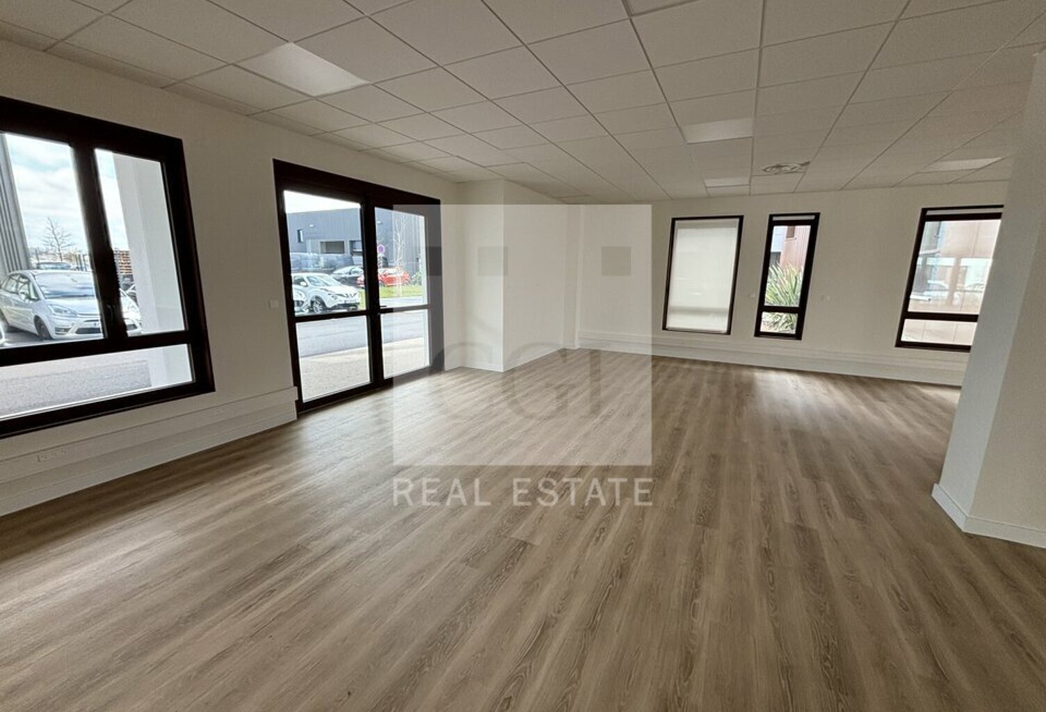 BUREAUX à LOUER — photo 1