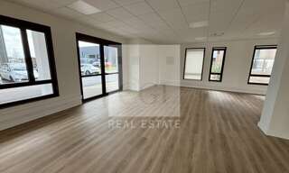 Bureau  1277 m² à louer à Genas (69740)