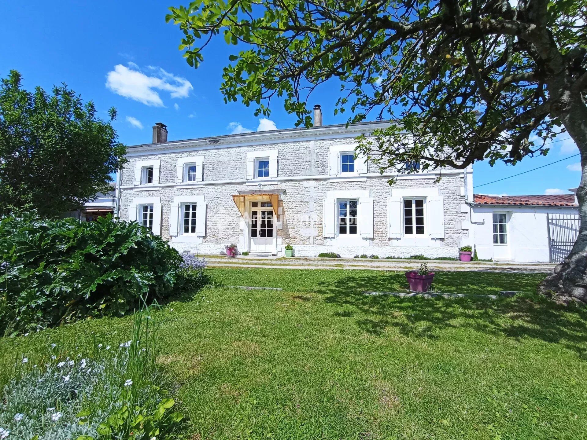 Vente Maison 191m² 6 Pièces à Saint-Martin-de-Juillers (17400) - Arthurimmo