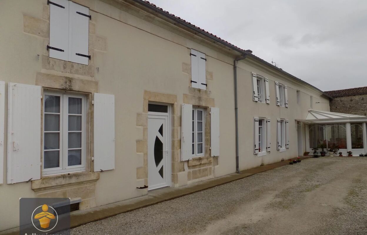 maison 10 pièces 206 m2 à Mauzé-sur-le-Mignon (79210)