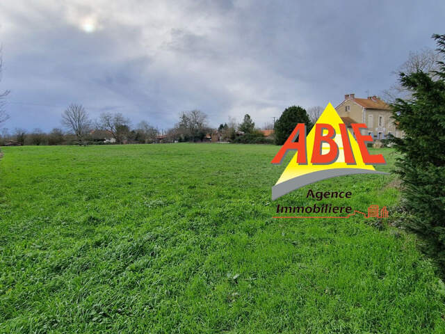 Terrain constructible de 4647m2 sur Sainte Christine — photo du bien