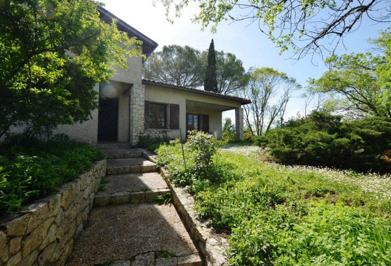 A vendre, Vic-Fezensac, Gers: Maison spacieuse sur jardin de 1 741m². 5 chambres. Grand sous-sol plein. Garage séparé. Au calme dans un cadre bucolique mais à seulements quelques minutes des commodités à pied — photo 1