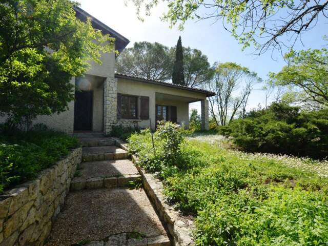 A vendre, Vic-Fezensac, Gers: Maison spacieuse sur jardin de 1 741m². 5 chambres. Grand sous-sol plein. Garage séparé. Au calme dans un cadre bucolique mais à seulements quelques minutes des commodités à pied — photo du bien