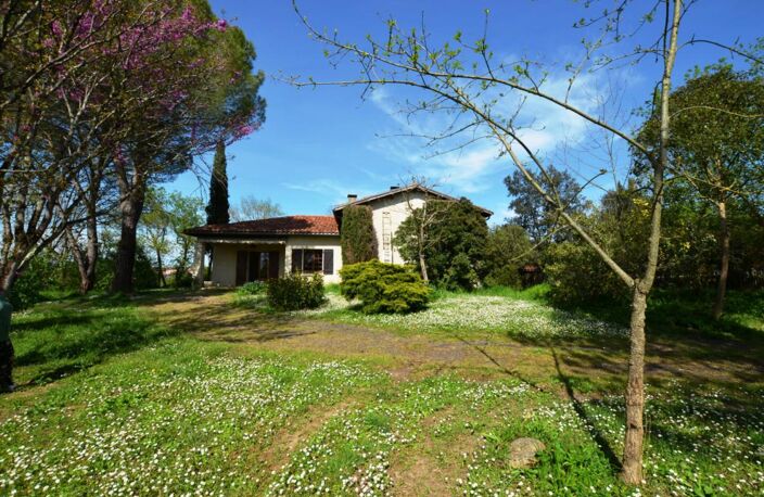 A vendre, Vic-Fezensac, Gers: Maison spacieuse sur jardin de 1 741m². 5 chambres. Grand sous-sol plein. Garage séparé. Au calme dans un cadre bucolique mais à seulements quelques minutes des commodités à pied — photo 3
