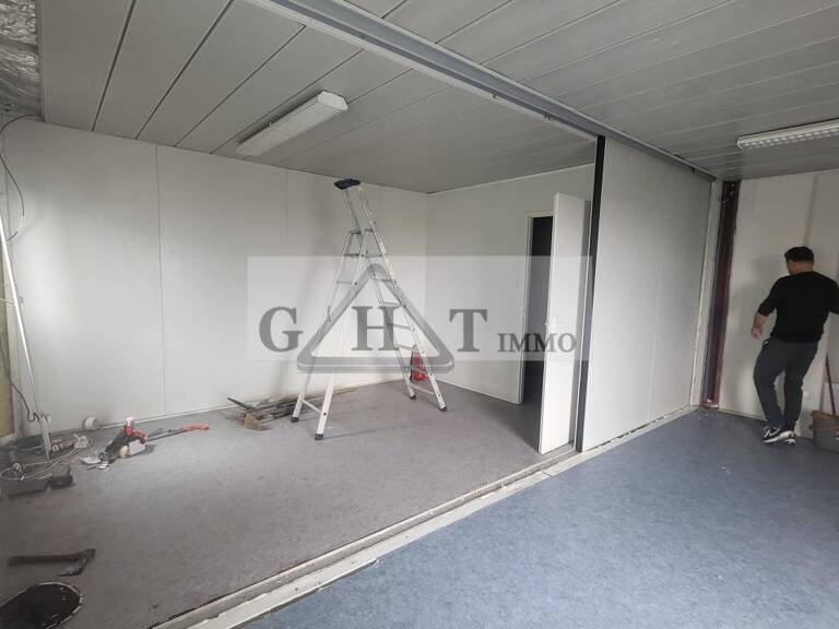 LOCAL 875 M² A LOUER PRINGY — photo 1