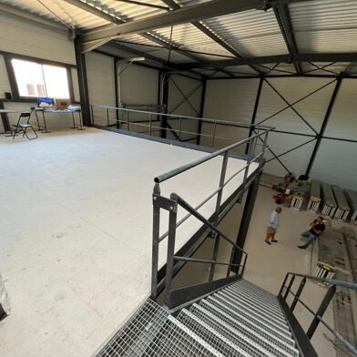 Local industriel  392000 €