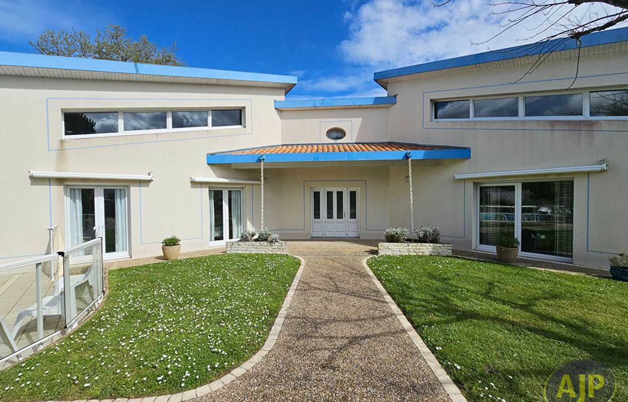 maison 6 pièces 240 m2 à vendre à Saint-Georges-des-Coteaux (17810)