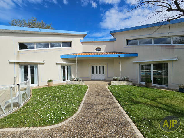 A VENDRE MAISON SAINT GEORGES DES COTEAUX — photo du bien