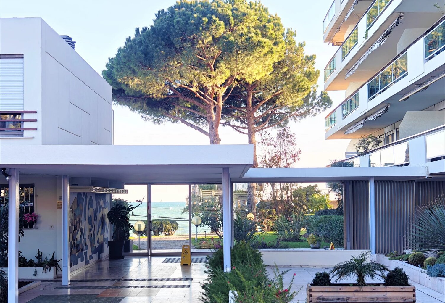 STUDIO FRONT DE MER RESIDENCE STANDING — photo 1