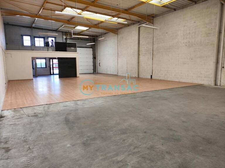 A  LOUER Local commercial de 358m² situé à Pontault-Combault — photo 1
