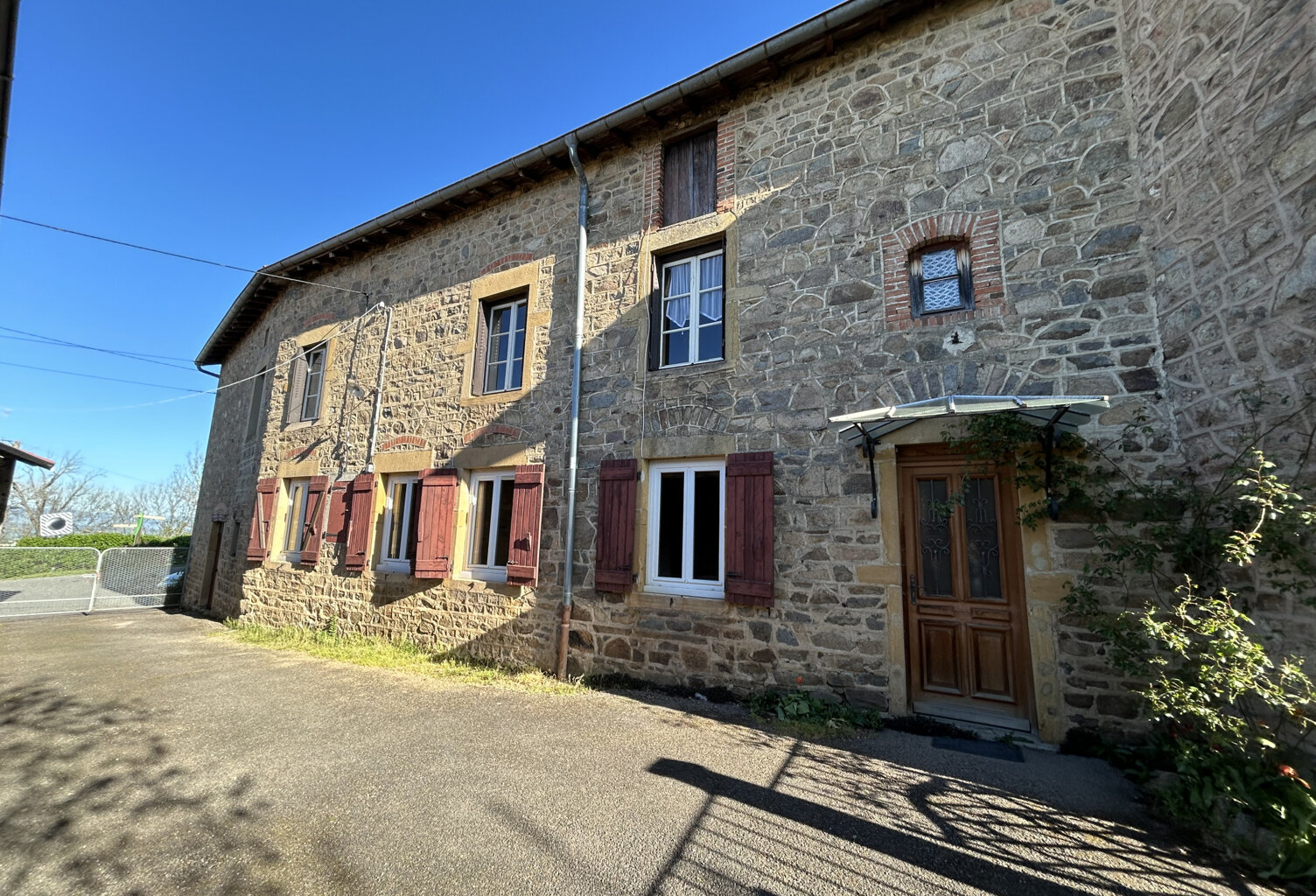 Maison d'habitation élevée sur 2 niveaux avec cour attenante — photo 1