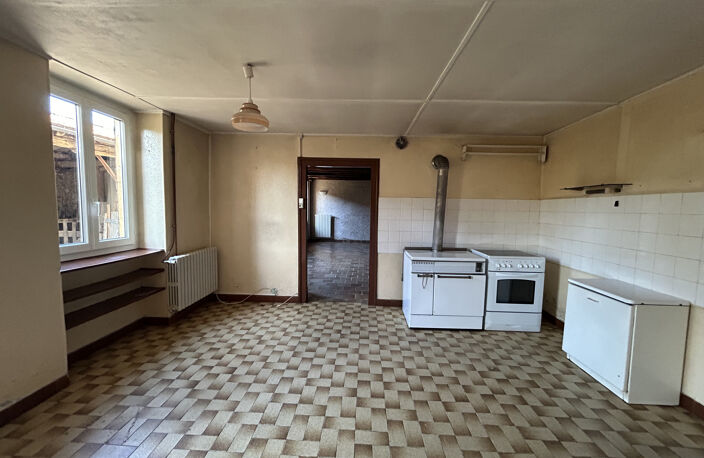 Maison d'habitation élevée sur 2 niveaux avec cour attenante — photo 4