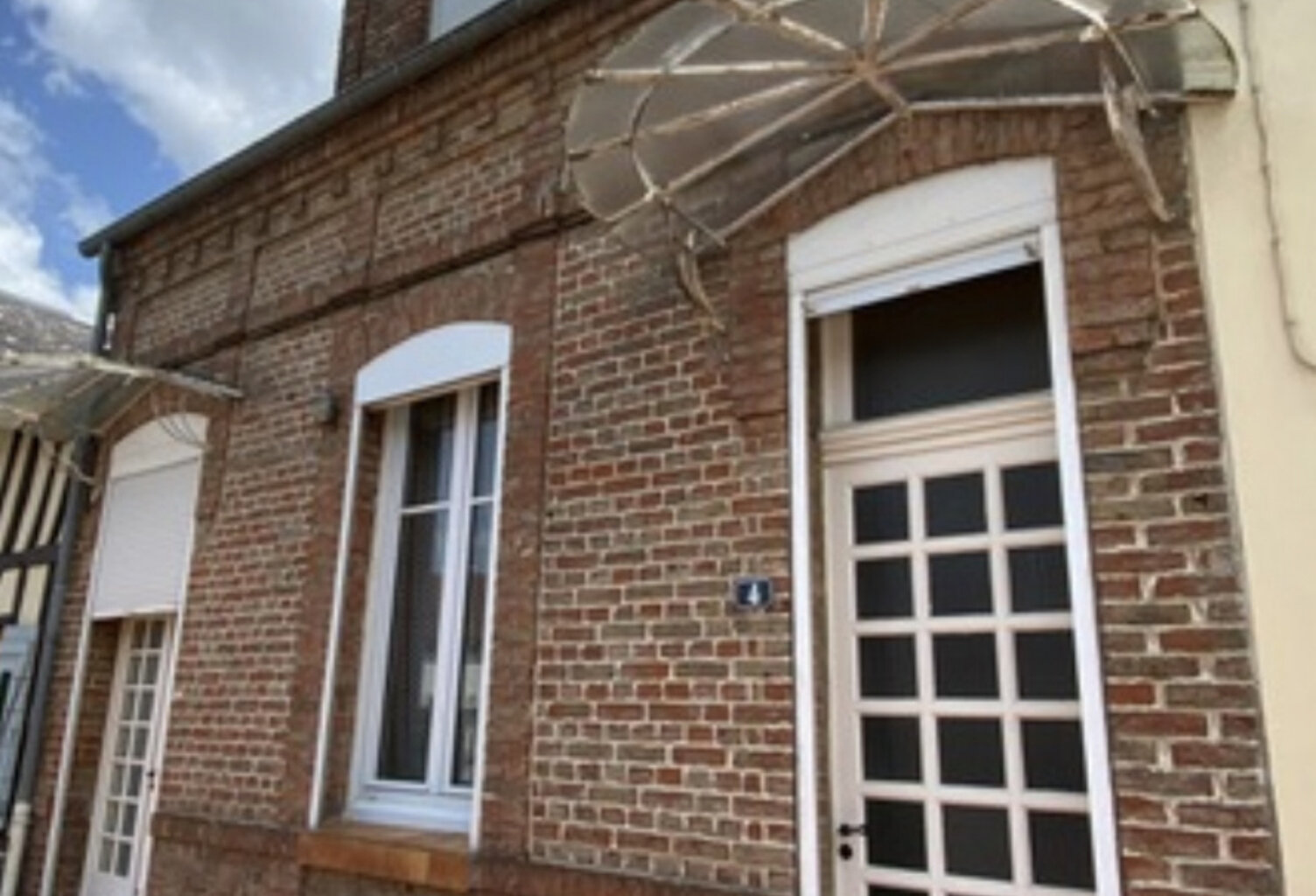 Maison située dans un bourg — photo 1