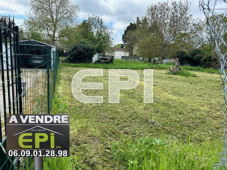 ref.9097.Terrain en pleins centre bourg des Ormes de  804m2 sans — photo 1