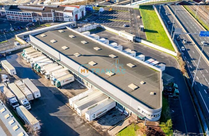 A LOUER Messagerie de 2 420m² situé à La Courneuve — photo 2