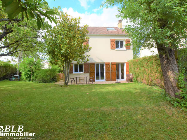 78690 LES ESSARTS LE ROI     Agréable maison 5 pièces sur un — photo du bien