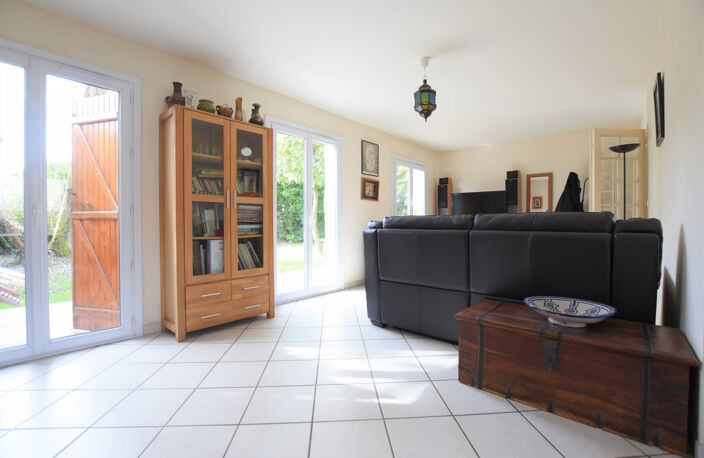 78690 LES ESSARTS LE ROI     Agréable maison 5 pièces sur un — photo 4