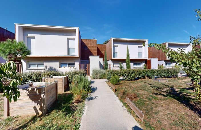« Écrin de Verdure Urbain: Villa T4 Jardin Contemporaine à St Martin du Touch » — photo 2