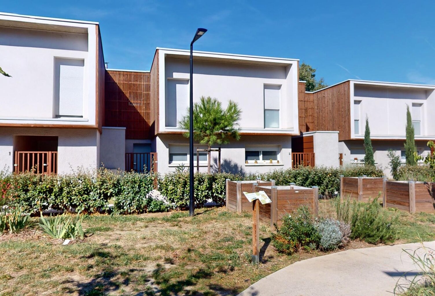 « Écrin de Verdure Urbain: Villa T4 Jardin Contemporaine à St Martin du Touch » — photo 1