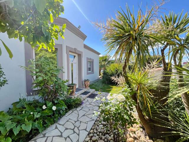 Superbe villa avec piscine et jardin paysagé — photo du bien