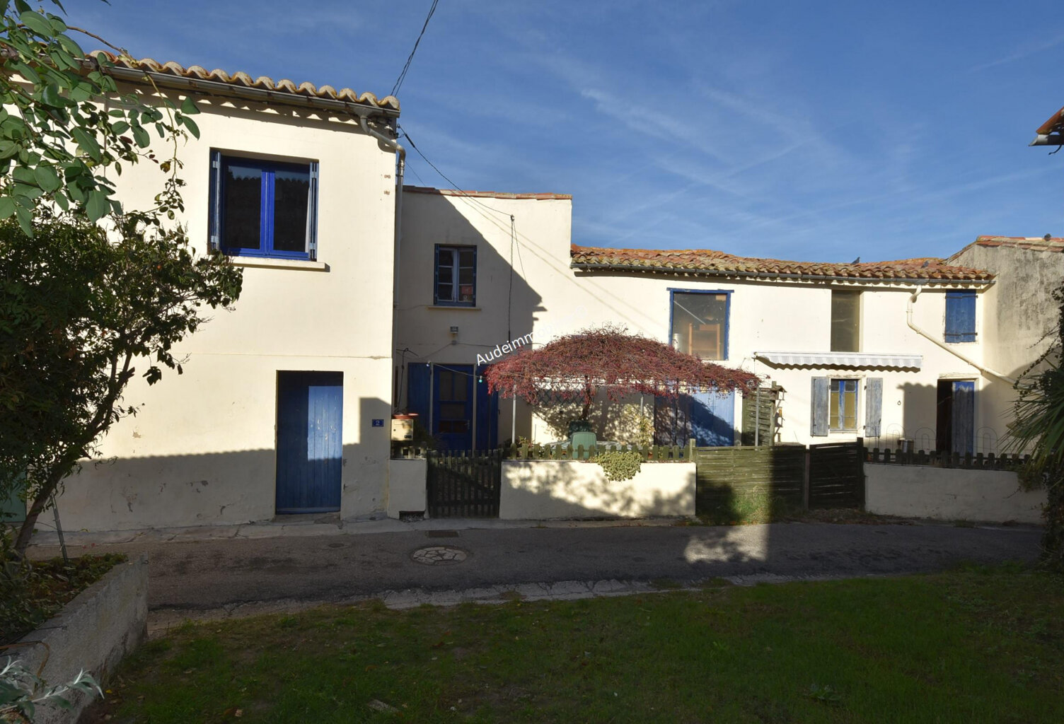 Maison de village avec cour, garages, jardin et dépendances — photo 1