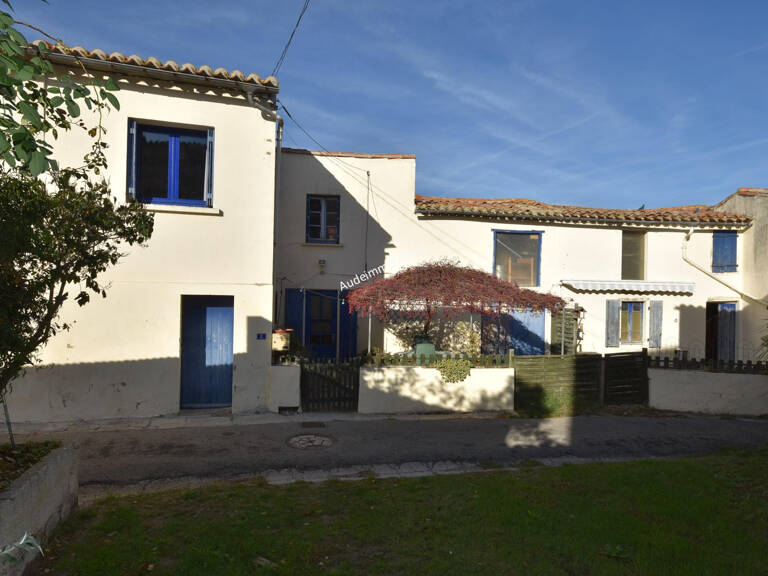 Maison de village avec cour, garages, jardin et dépendances — photo 1