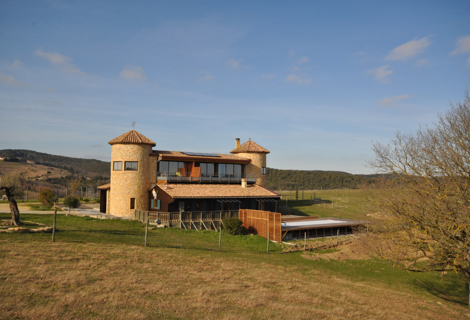Propriété de 120 Ha avec piscine et gîte — photo 1