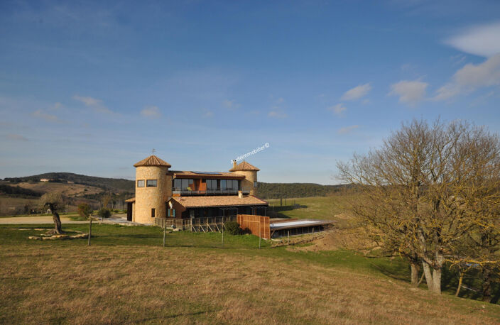 Propriété de 120 Ha avec piscine et gîte — photo 2