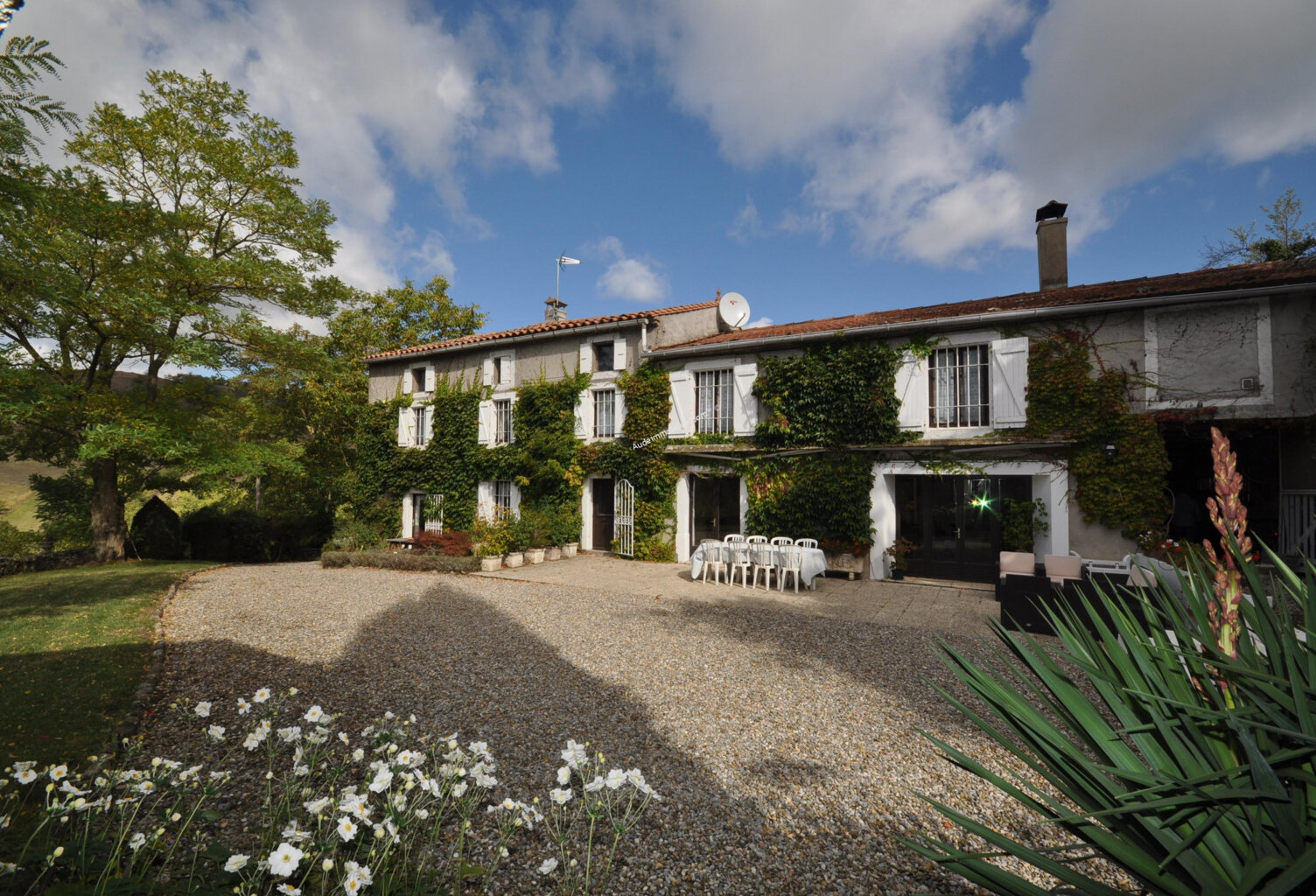 Belle propriété avec piscine et dépendances sur 4,8 ha envir — photo 1