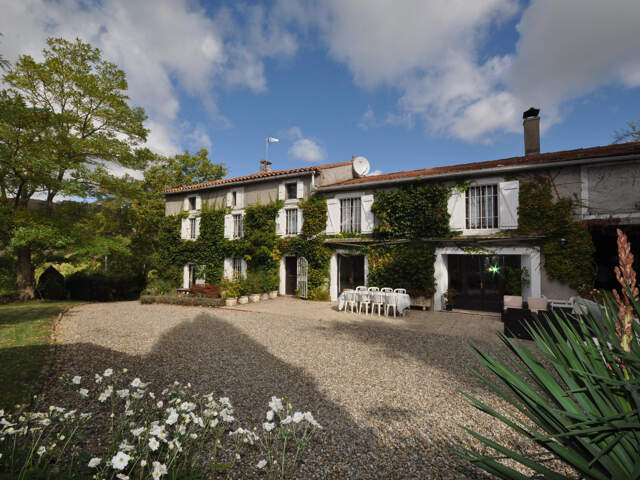 Belle propriété avec piscine et dépendances sur 4,8 ha envir — photo du bien