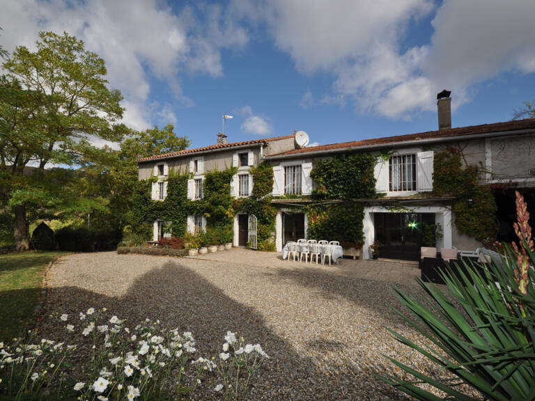 Belle propriété avec piscine et dépendances sur 4,8 ha envir — photo 1