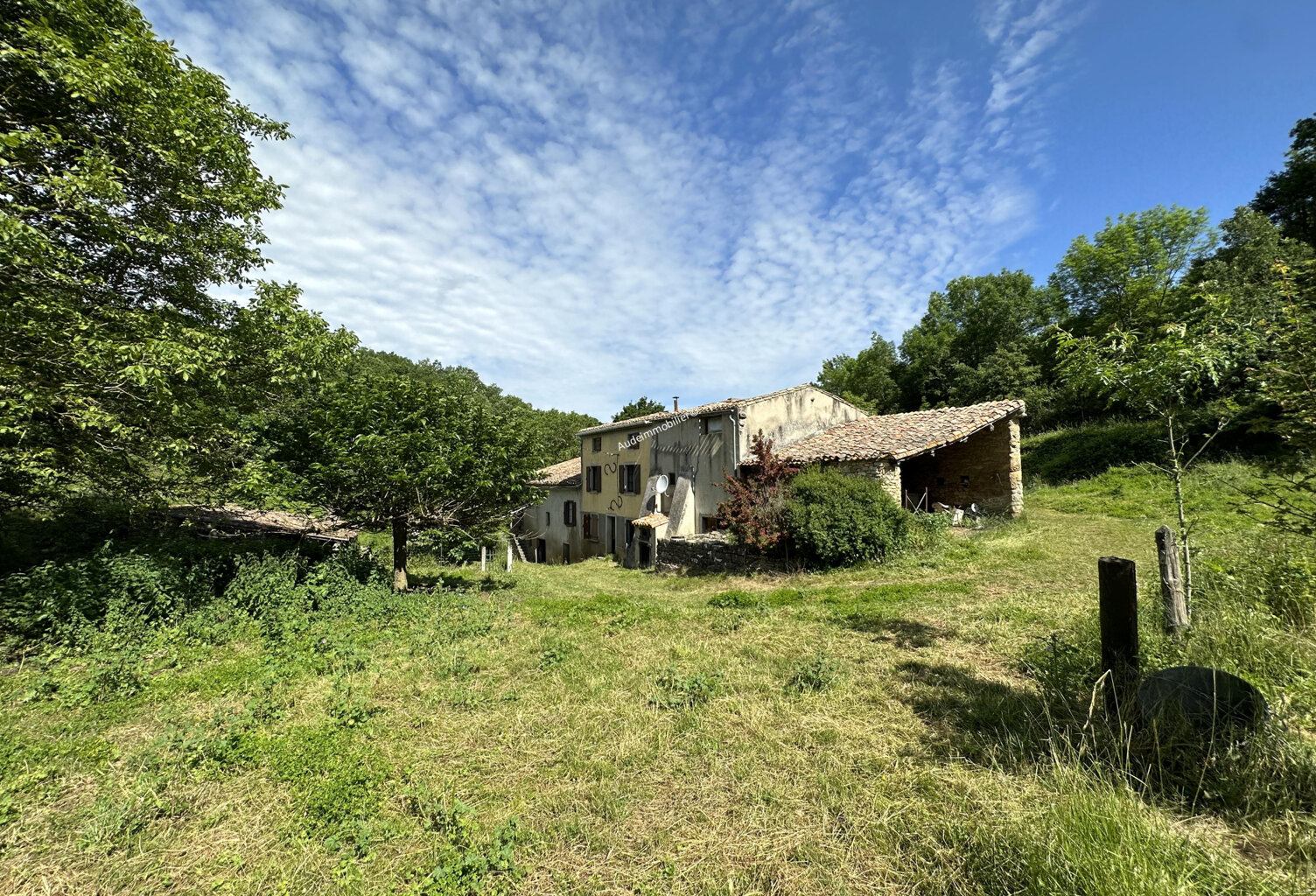 Corps de ferme à rénover sur environ 1,4 ha — photo 1