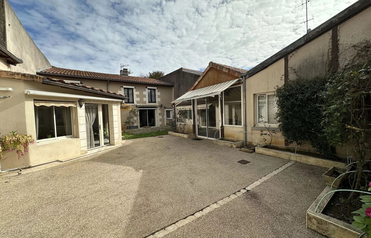 maison 6 pièces  m2 à vendre à Neuville-de-Poitou (86170)