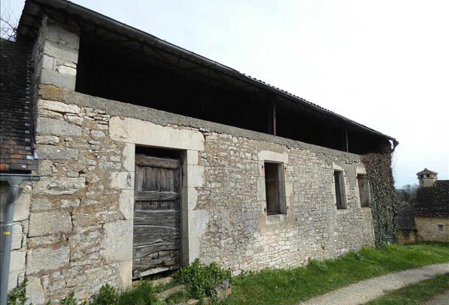Maison en pierre de 2 pièces principales — photo 1