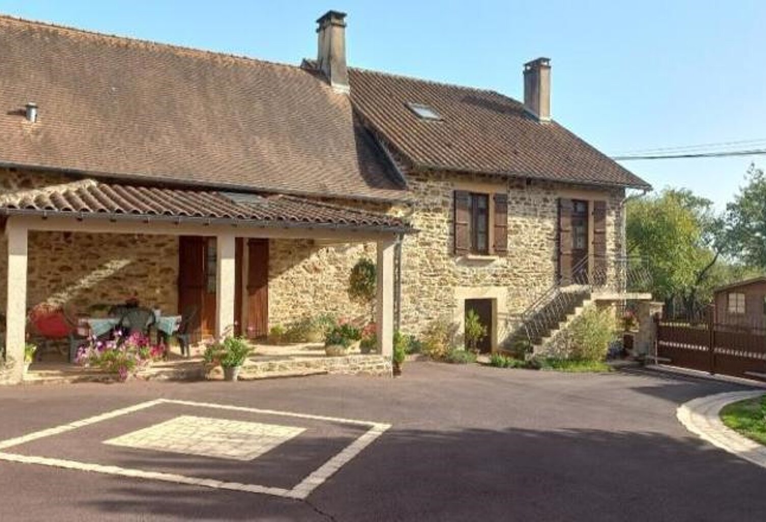 Maison en pierre de 6 pièces principales — photo 1
