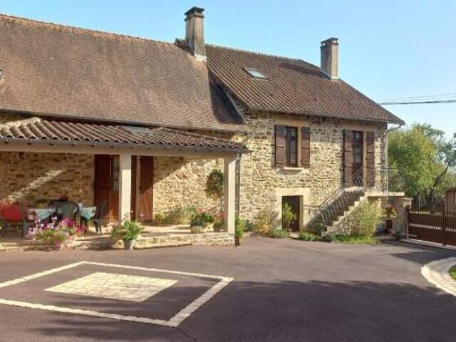 Maison en pierre de 6 pièces principales — photo du bien