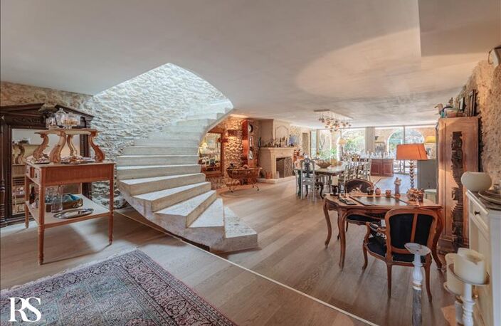 Maison en pierre de 20 pièces principales — photo 2