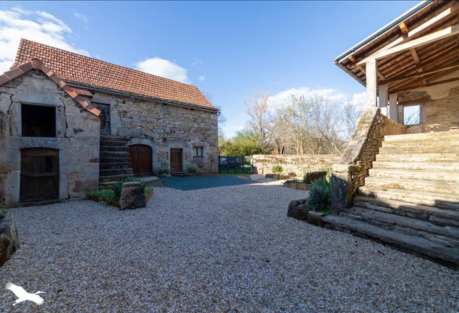 Maison en pierre de 4 pièces principales — photo 1