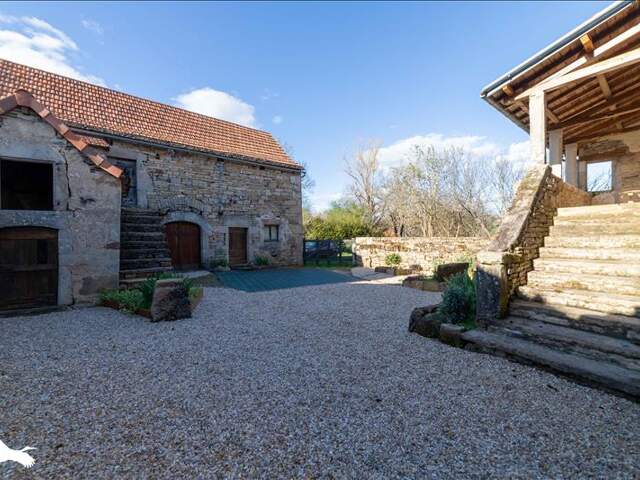 Maison en pierre de 4 pièces principales — photo du bien