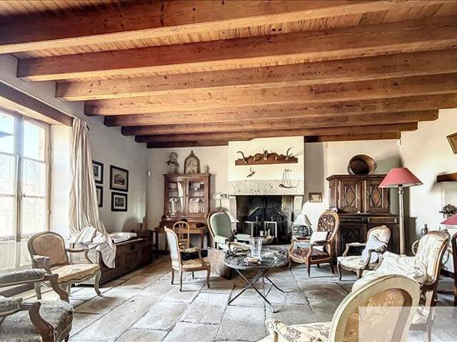 Maison en pierre de 8 pièces principales — photo du bien
