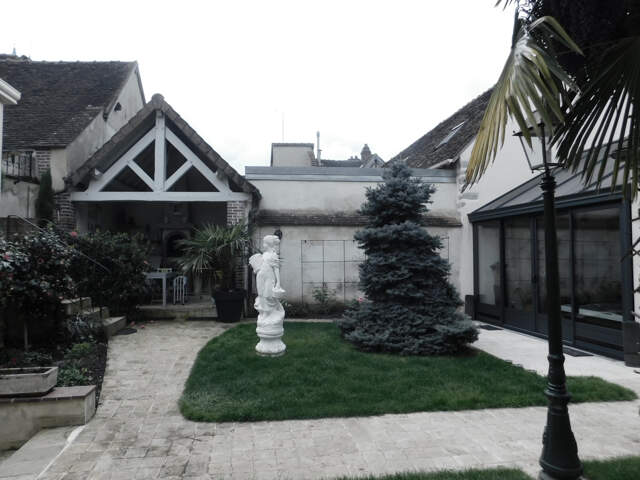 MAISON DE CHARME, CENTRE VILLE DE VILLENEUVE SUR YONNE — photo du bien