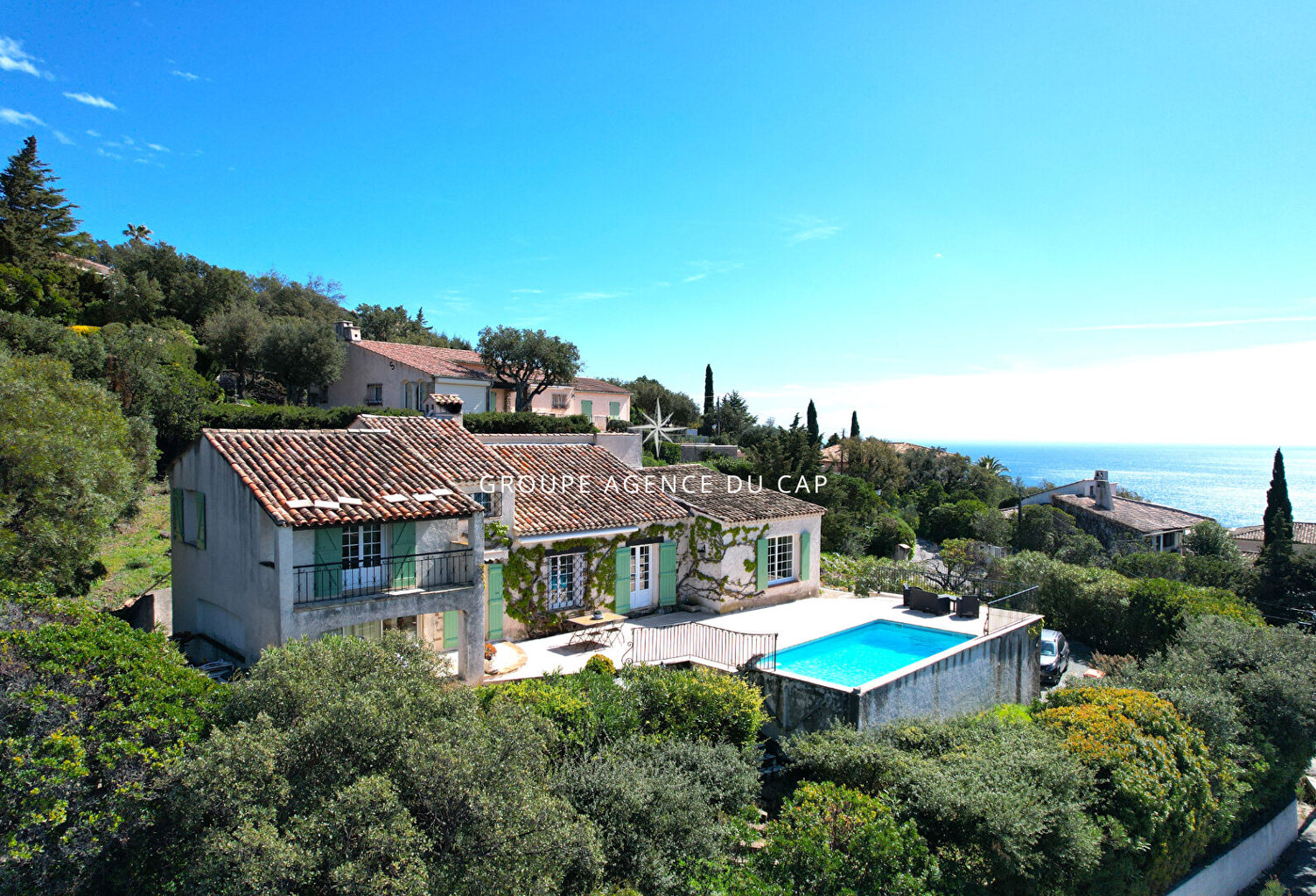 À VENDRE VILLA DE 7 PIÈCES AVEC PISCINE ET GRANDE TERRASSE OFFRANT UNE VUE MER SUR LE GOLFE DE SAINT-TROPEZ, AUX ISSAMBRES — photo 1