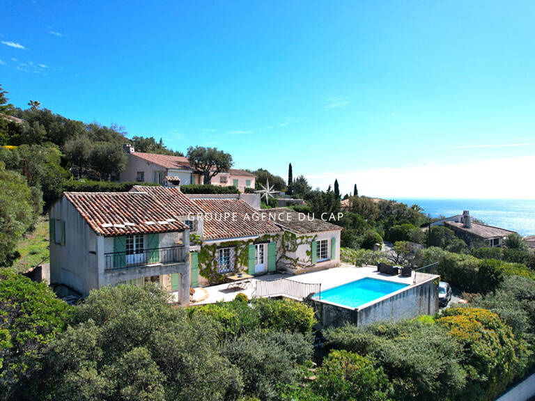 À VENDRE VILLA DE 7 PIÈCES AVEC PISCINE ET GRANDE TERRASSE OFFRANT UNE VUE MER SUR LE GOLFE DE SAINT-TROPEZ, AUX ISSAMBRES — photo 1