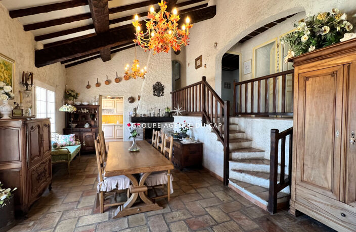 À VENDRE VILLA DE 7 PIÈCES AVEC PISCINE ET GRANDE TERRASSE OFFRANT UNE VUE MER SUR LE GOLFE DE SAINT-TROPEZ, AUX ISSAMBRES — photo 4