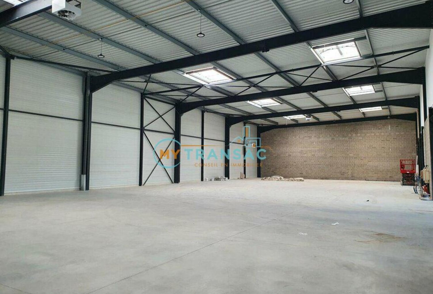 A VENDRE local d'activité de 464m² dont 104m² de bureaux d'accompagnement — photo 1