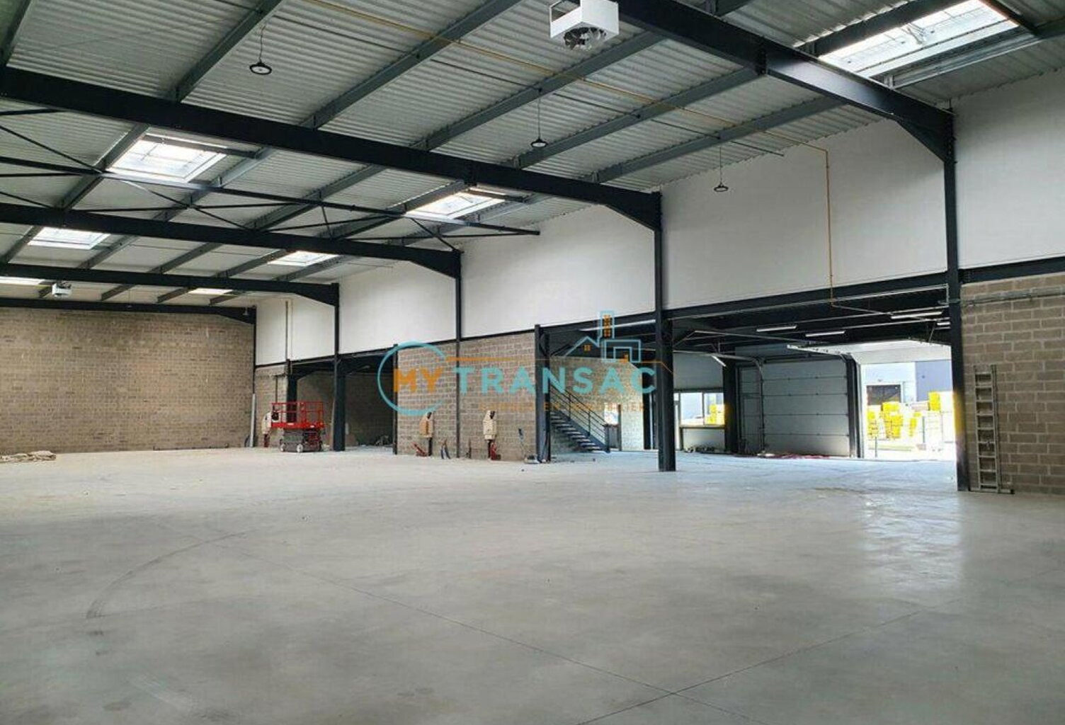 A VENDRE local d'activité de 457m² dont 103m² de bureaux d'accompagnement — photo 1