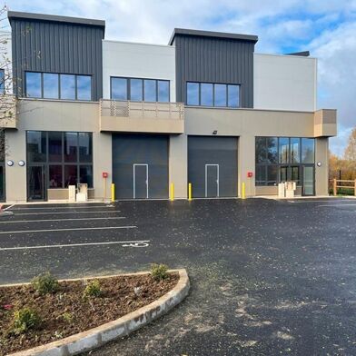 Local industriel  684399 €