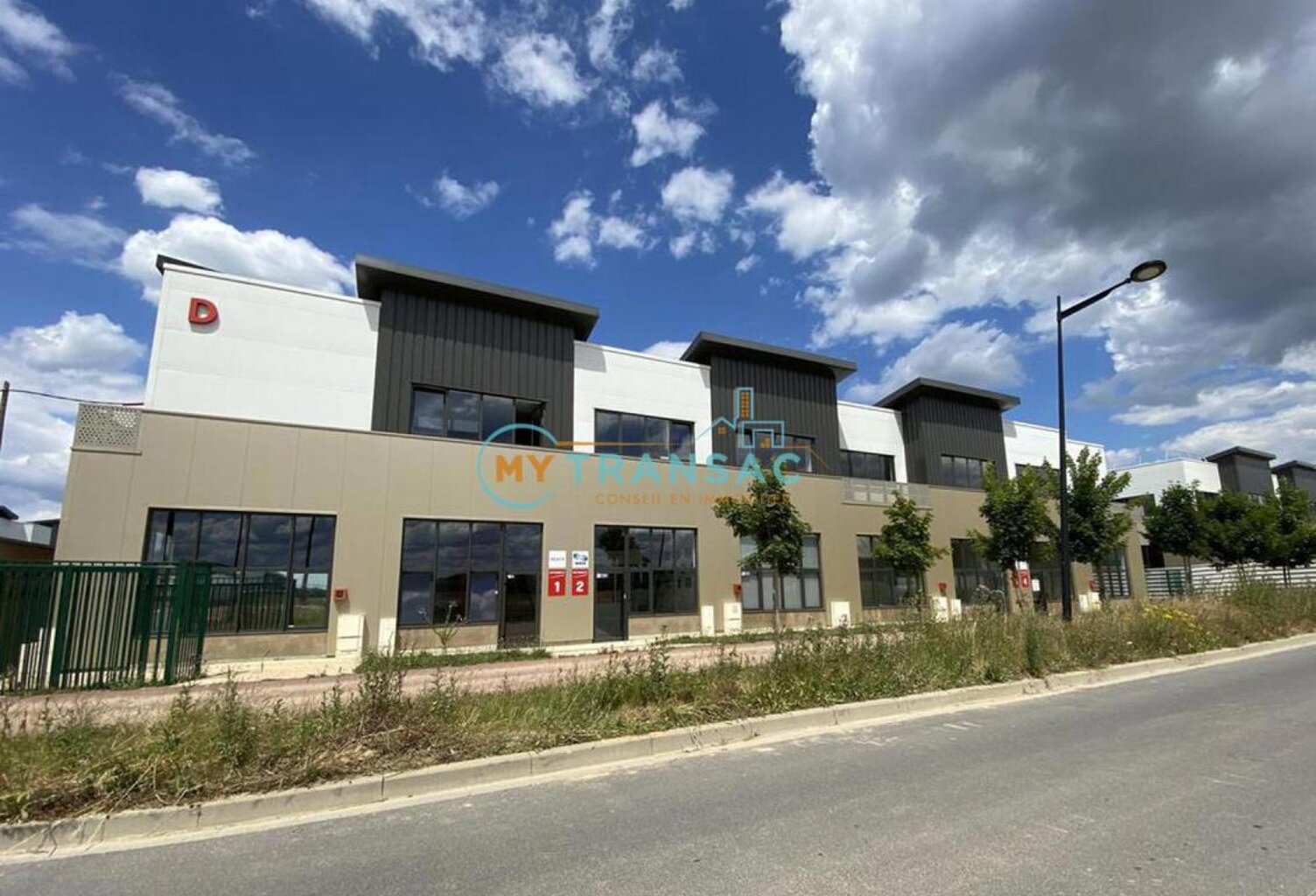 A VENDRE local d'activité de 423m² dont 101m² de bureaux d'accompagnement — photo 1