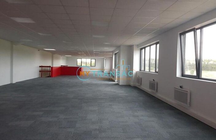 A VENDRE local d'activité de 423m² dont 101m² de bureaux d'accompagnement — photo 3